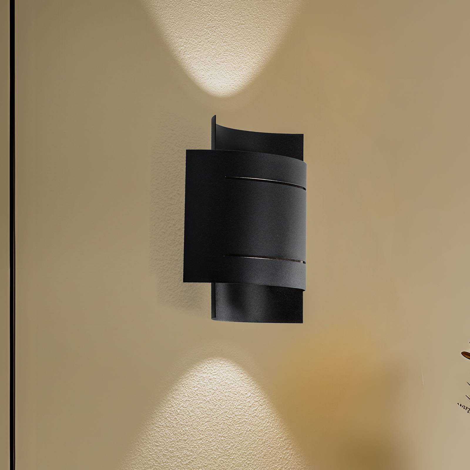 Euluna Isotta Wandleuchte, halbrund, schwarz Euluna Isotta Wandleuchte, halbrund, schwarz von Euluna