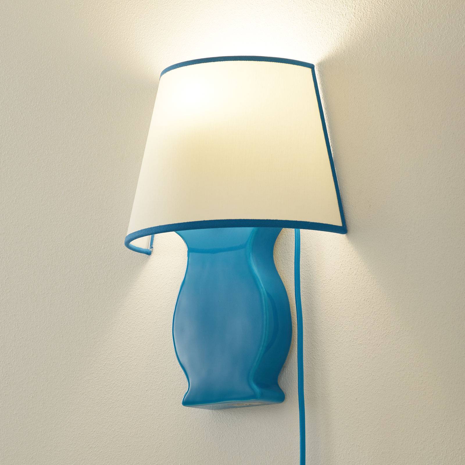 Keramik-Wandleuchte A184 mit Stoffschirm, blau Keramik-Wandleuchte A184 mit Stoffschirm, blau von Eurokeramic