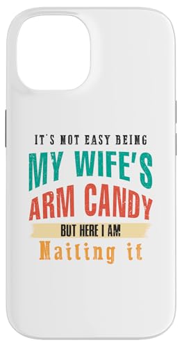 Not Easy Be My Wife's But I'm Nailing It Husband Art auf der Rückseite Hülle für iPhone 14 Not Easy Be My Wife's But I'm Nailing It Husband Art auf der Rückseite Hülle für iPhone 14 von Except I Gotta Ask My Wife One Sec Funny Marriage
