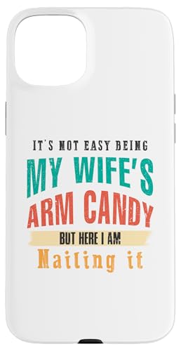 Not Easy Be My Wife's But I'm Nailing It Husband Art auf der Rückseite Hülle für iPhone 15 Plus Not Easy Be My Wife's But I'm Nailing It Husband Art auf der Rückseite Hülle für iPhone 15 Plus von Except I Gotta Ask My Wife One Sec Funny Marriage