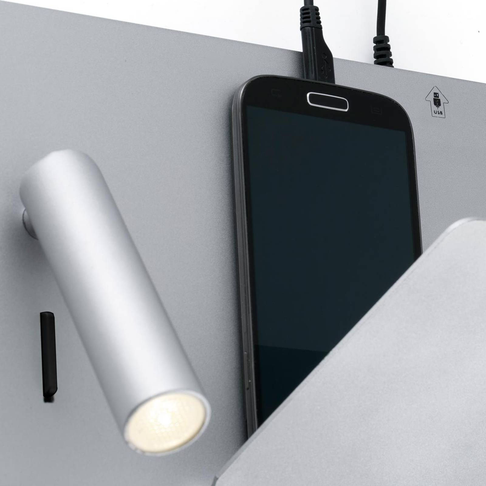 Kompakte LED-Wandlampe Suau mit USB-Charger von FARO BARCELONA