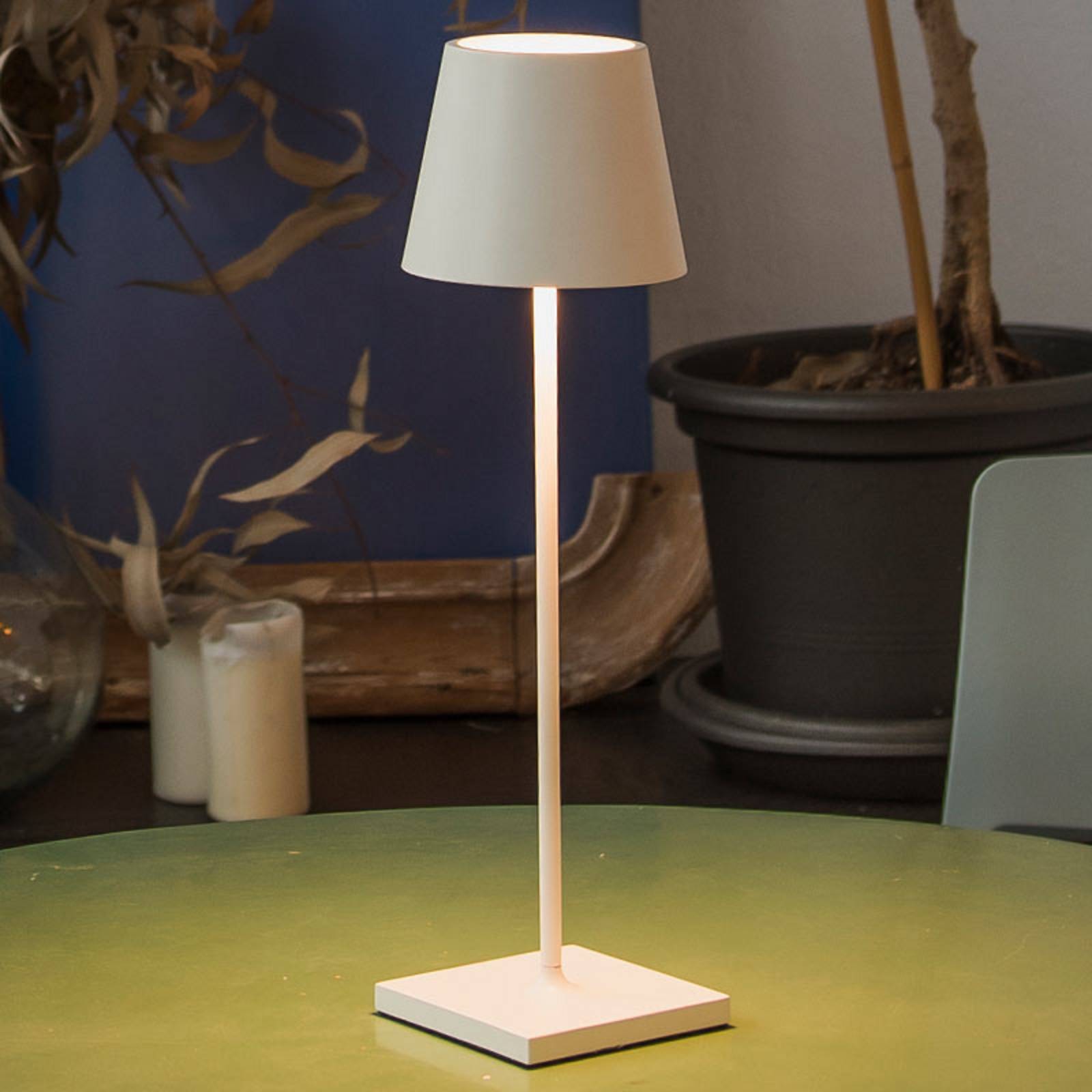 LED-Tischlampe Toc mit USB-Charger, IP54, weiß LED-Tischlampe Toc mit USB-Charger, IP54, weiß von FARO BARCELONA