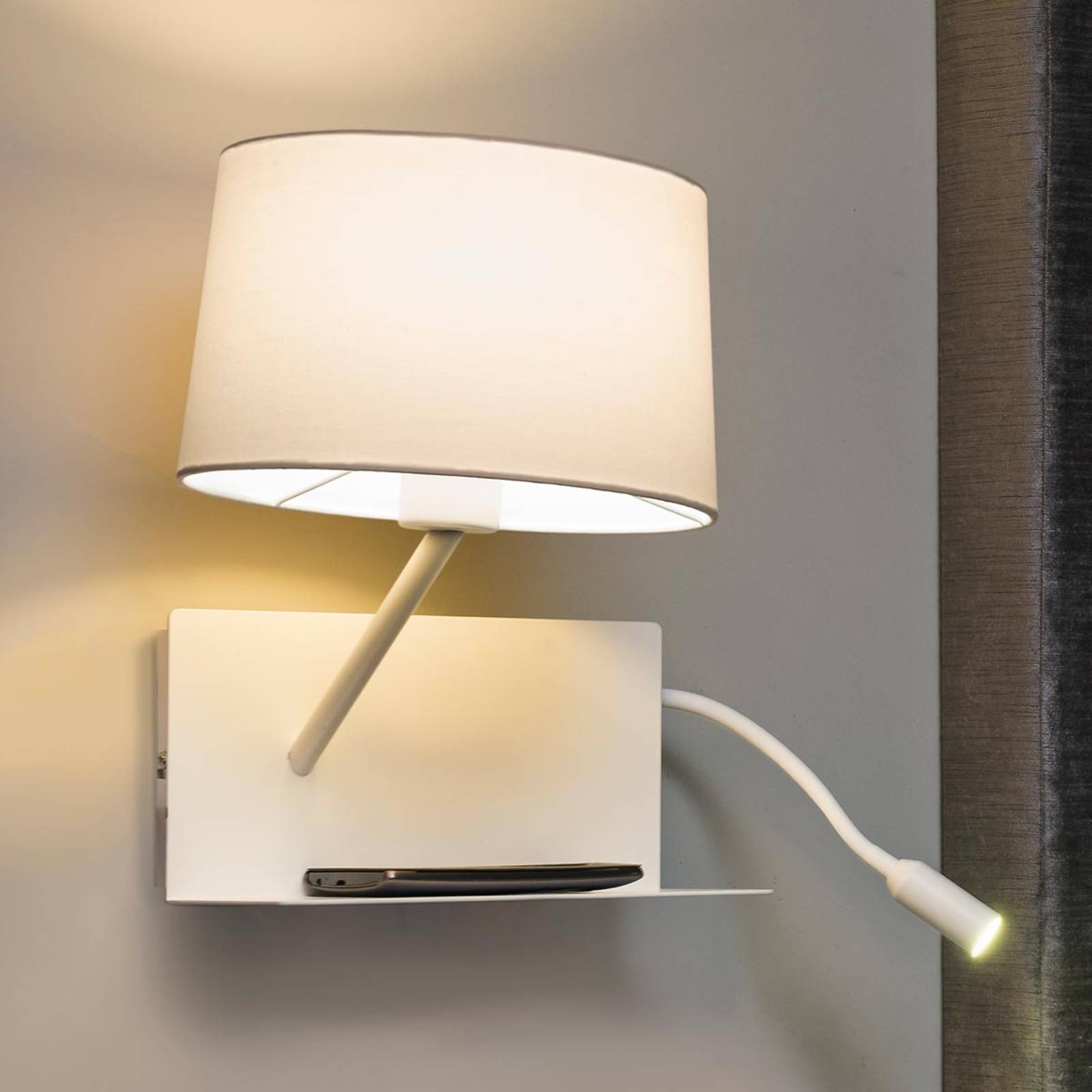 Mit LED-Lesearm - funktionelle Wandlampe Handy Mit LED-Lesearm - funktionelle Wandlampe Handy von FARO BARCELONA
