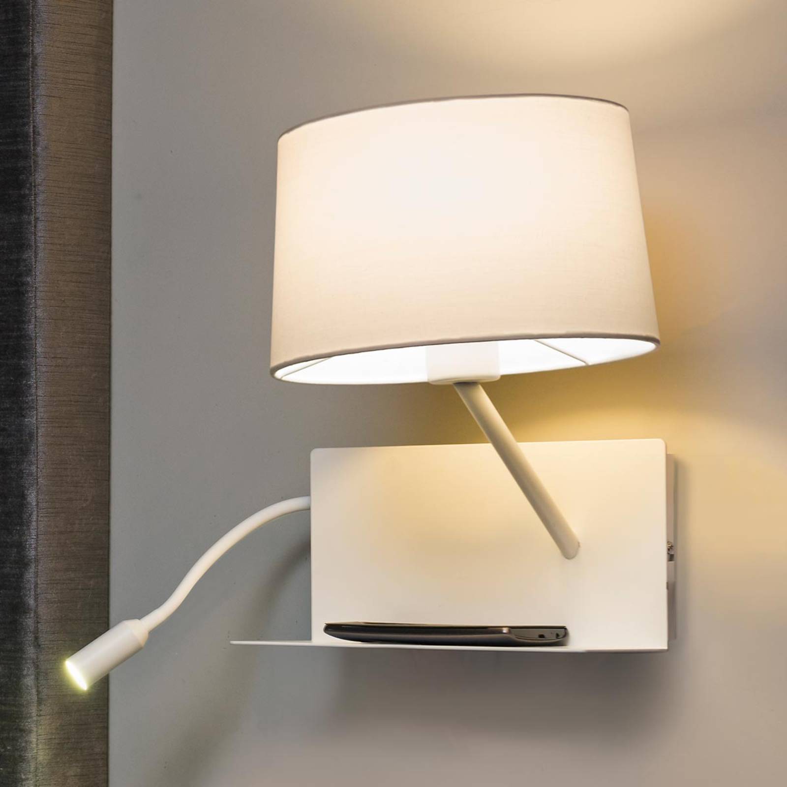 Praktische Wandleuchte Handy mit LED-Lesearm Praktische Wandleuchte Handy mit LED-Lesearm von FARO BARCELONA