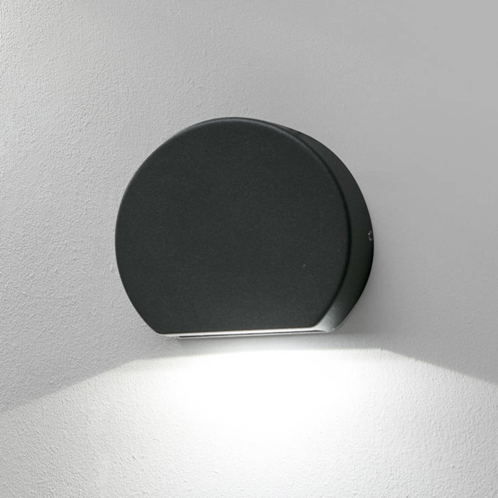 Runde LED-Außenwandleuchte Pill in Dunkelgrau Runde LED-Außenwandleuchte Pill in Dunkelgrau von FARO BARCELONA