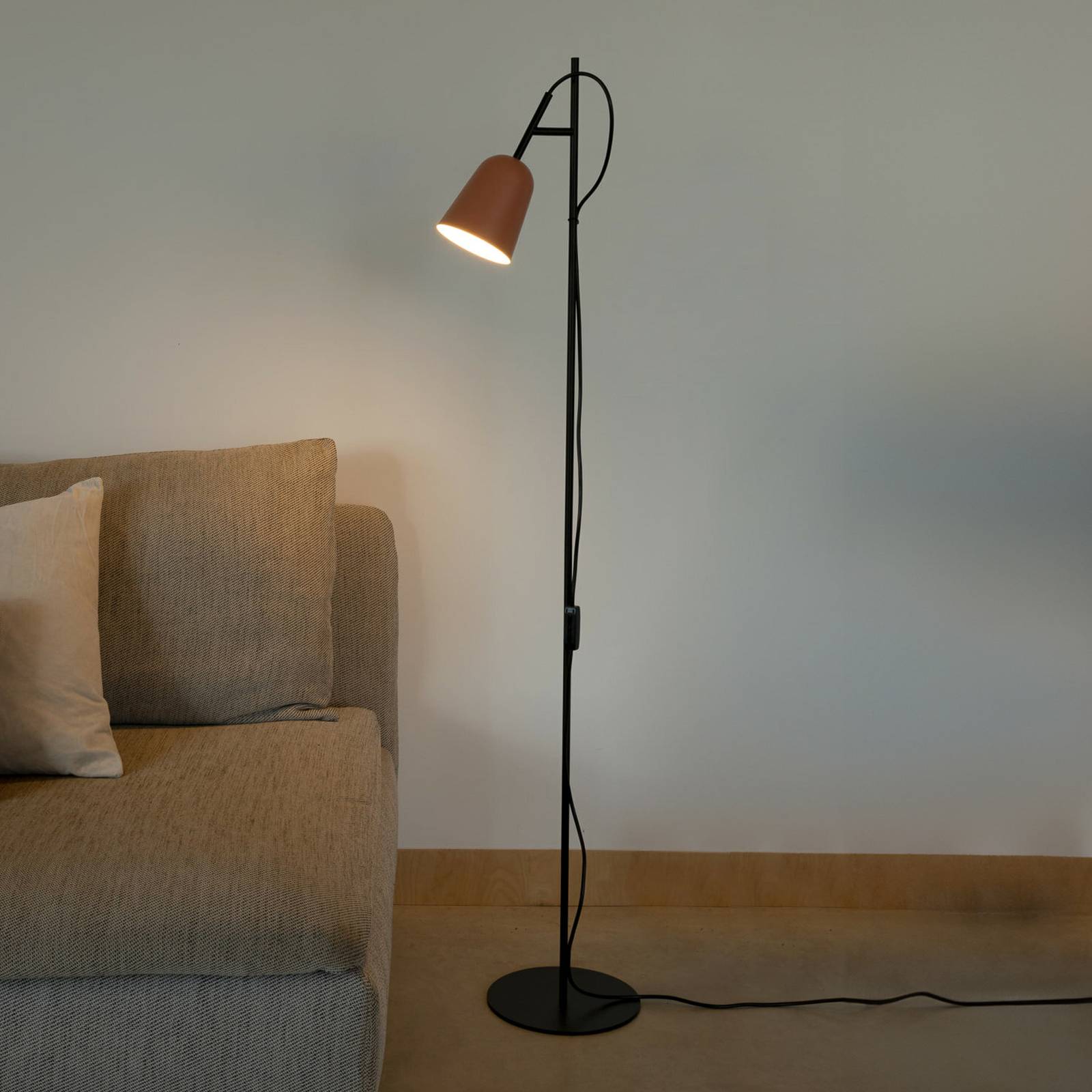 Stehlampe Studio, rosa/schwarz, Stahl, Höhe 132,5 cm Stehlampe Studio, rosa/schwarz, Stahl, Höhe 132,5 cm von FARO BARCELONA