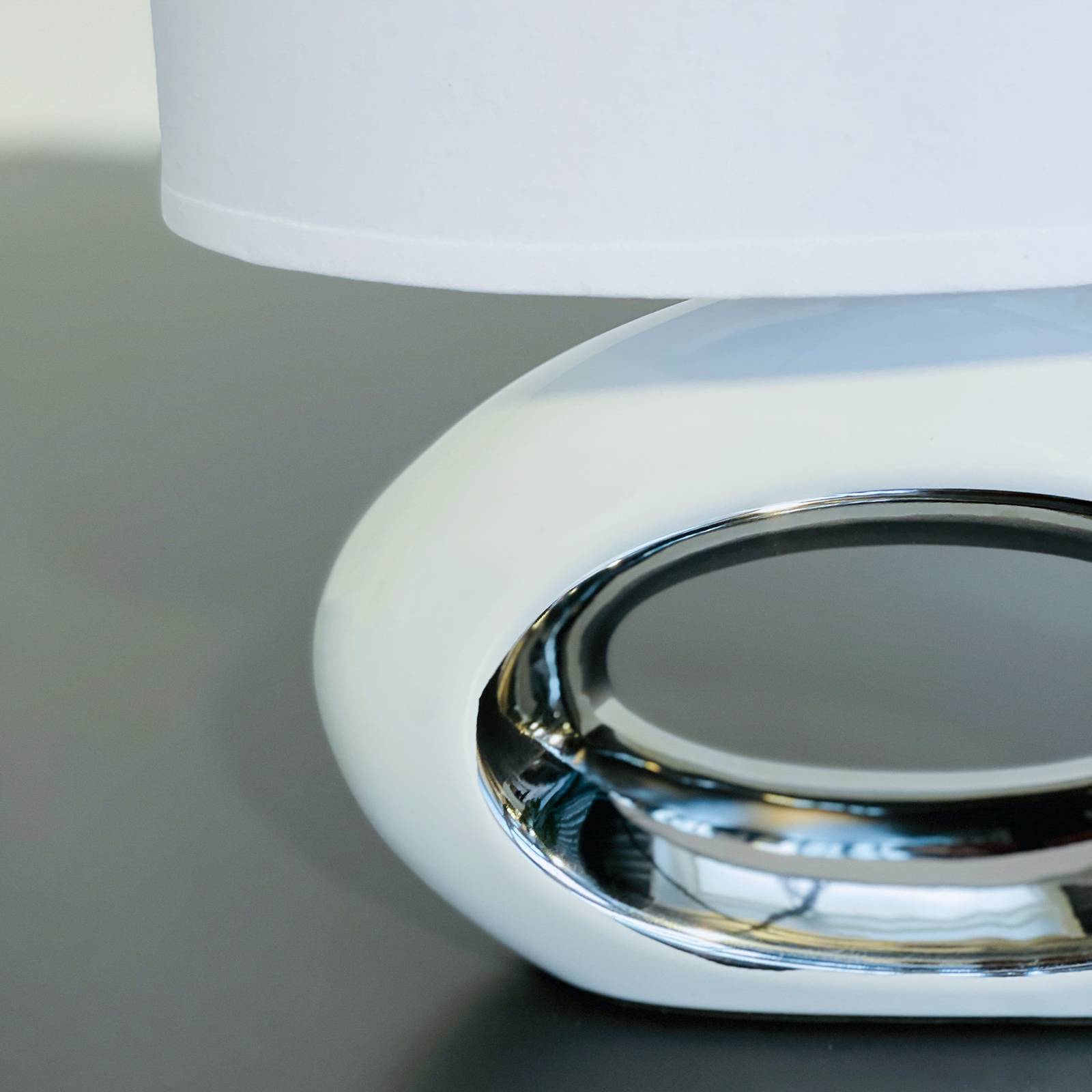 Tischlampe Coba oval Stoffschirm weiß Chromdetail von FISCHER & HONSEL