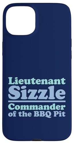 Lieutenant Sizzle, Kommandant des BBQ Pit Grill, Meat Daddy Hülle für iPhone 15 Plus von FRESAN Funny Grilling Master Dad BBQ Father's Day