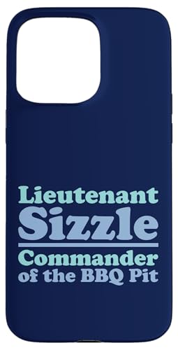 Lieutenant Sizzle, Kommandant des BBQ Pit Grill, Meat Daddy Hülle für iPhone 15 Pro Max von FRESAN Funny Grilling Master Dad BBQ Father's Day
