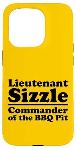 Lieutenant Sizzle, Kommandant des BBQ Pit Grill, Meat Daddy Hülle für iPhone 15 Pro von FRESAN Funny Grilling Master Dad BBQ Father's Day