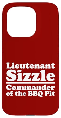 Lieutenant Sizzle, Kommandant des BBQ Pit Grill, Meat Daddy Hülle für iPhone 15 Pro von FRESAN Funny Grilling Master Dad BBQ Father's Day