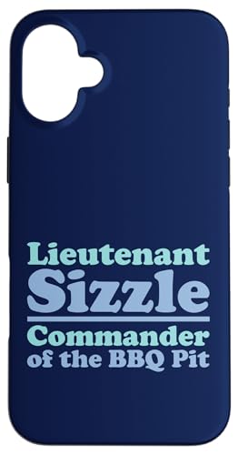 Lieutenant Sizzle, Kommandant des BBQ Pit Grill, Meat Daddy Hülle für iPhone 16 Plus von FRESAN Funny Grilling Master Dad BBQ Father's Day