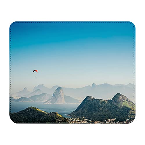 Fabulous Mauspad aus Kunstleder Gleitschirmfliegen über der Bucht von Rio de Janeiro von Fabulous