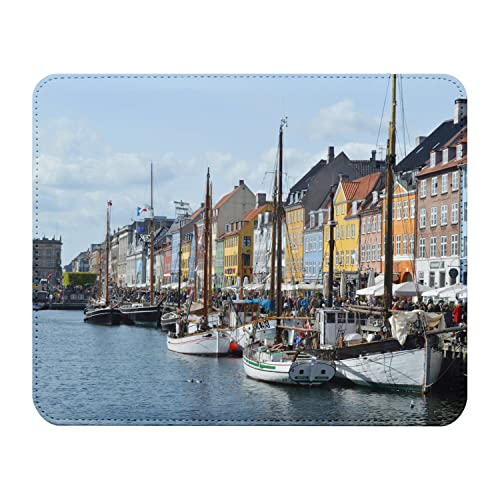 Fabulous Mauspad aus Kunstleder Nyhavn Mehrfarbiger Hafen Dänemark Fabulous Mauspad aus Kunstleder Nyhavn Mehrfarbiger Hafen Dänemark von Fabulous