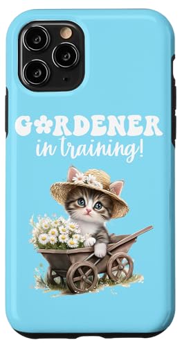 Gärtner im Training mit süßem Kätzchen und Gänseblümchen-Schubkarre Hülle für iPhone 11 Pro von FabulousKeepsakes