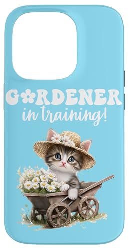 Gärtner im Training mit süßem Kätzchen und Gänseblümchen-Schubkarre Hülle für iPhone 14 Pro von FabulousKeepsakes