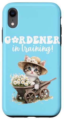 Gärtner im Training mit süßem Kätzchen und Gänseblümchen-Schubkarre Hülle für iPhone XR von FabulousKeepsakes