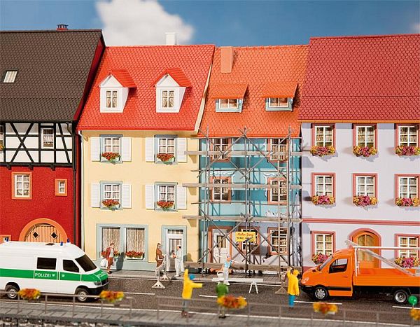 2 Kleinstadthäuser mit Malergerüst 2 Kleinstadthäuser mit Malergerüst von Faller