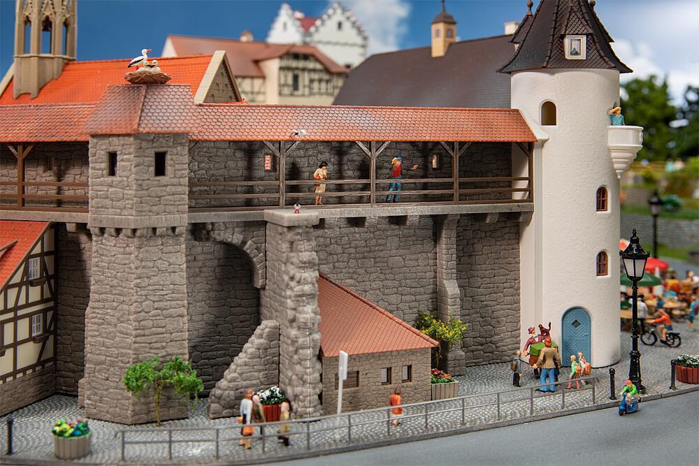 Altstadtmauer mit Anbau - Monatsmodell Juni von Faller
