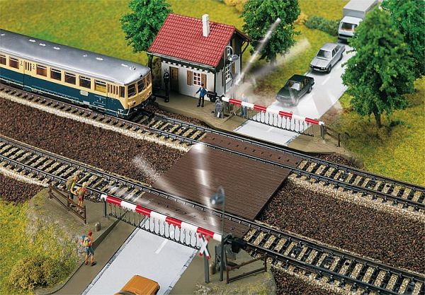 Bahnübergang mit Schrankenwärterhaus Bahnübergang mit Schrankenwärterhaus von Faller