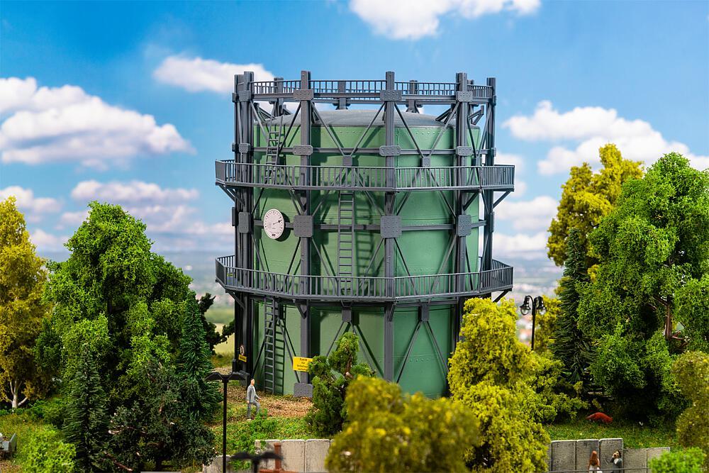 Gasometer mit Rohrleitungen von Faller