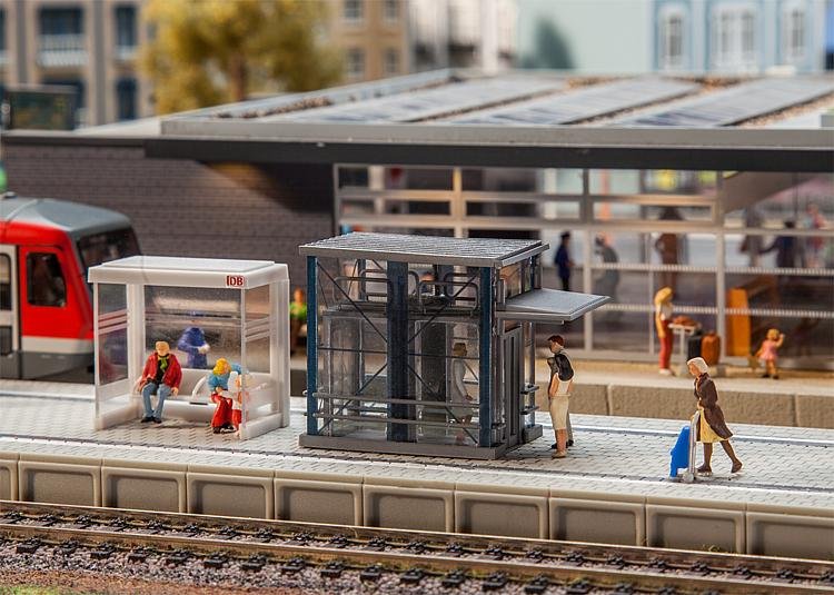 Moderner Aufzug mit Antrieb Moderner Aufzug mit Antrieb von Faller