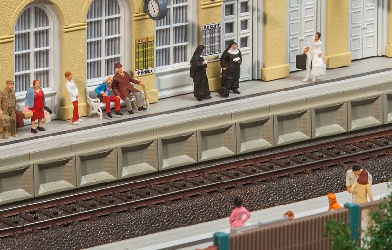 Moderner Bahnsteig für C-Gleis Moderner Bahnsteig für C-Gleis von Faller