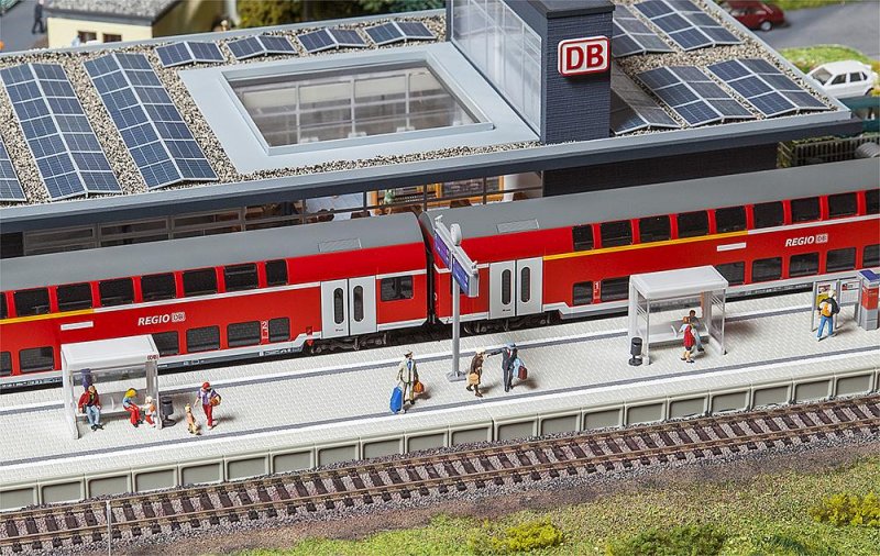 Moderner Bahnsteig mit Zubehör von Faller