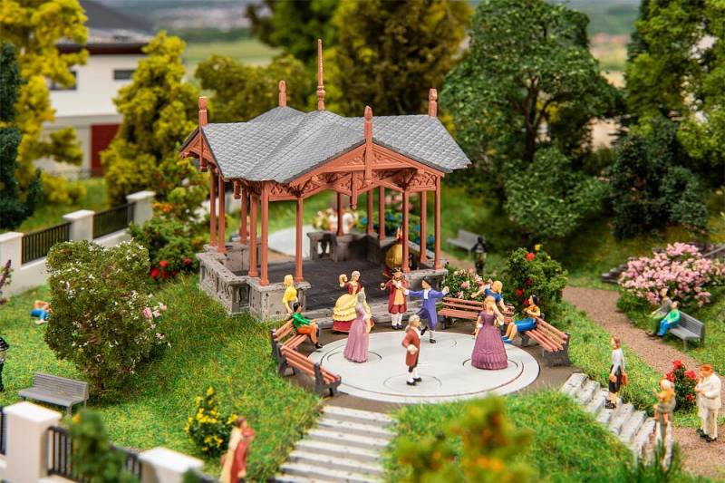 Musikpavillon mit tanzenden Figuren von Faller