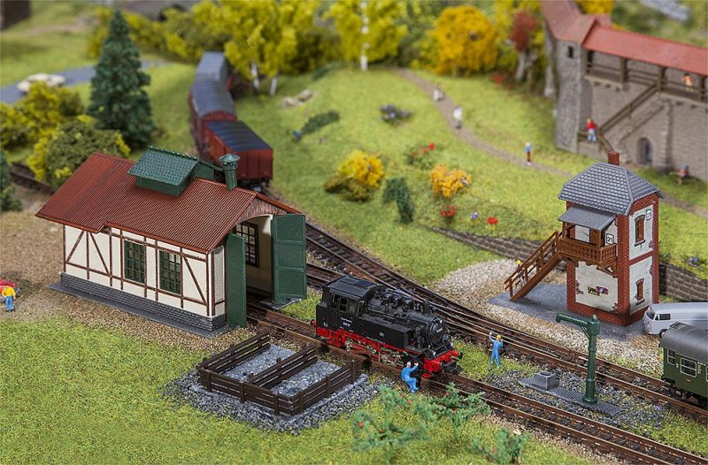 Set Nebenbahnlokschuppen mit Blockstelle Set Nebenbahnlokschuppen mit Blockstelle von Faller