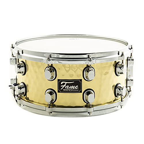 Fame FSB-65 Hammered Brass Snare Drum, 14"x6.5", Professionelle Qualität, Gehämmerter Messing Kessel, 10 Stimmschrauben, Gußspannreifen, Inklusive Drum Sticks, Gold" von Fame