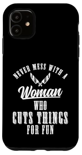 Never Mess With A Woman Who Cuts Things Meat Cutter Butcher Hülle für iPhone 11 Never Mess With A Woman Who Cuts Things Meat Cutter Butcher Hülle für iPhone 11 von Fleischer Fleisch Schneider Metzger