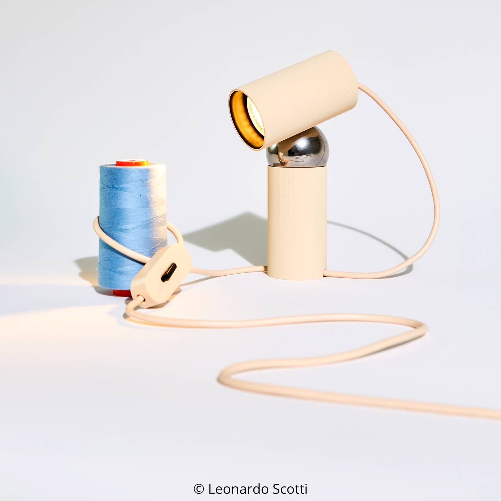 FLOS Bilboquet Tischlampe, beige, drehbar, GU10-LED von Flos