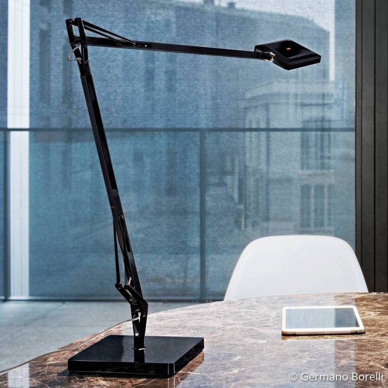 FLOS Kelvin Edge - schwarze LED-Schreibtischlampe von Flos