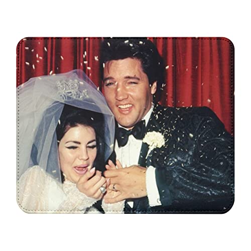 Elvis Presley The King Wedding Las Vegas 1967 Rock n Roll Mauspad, Lederoptik, 22 x 18 cm von French Unicorn