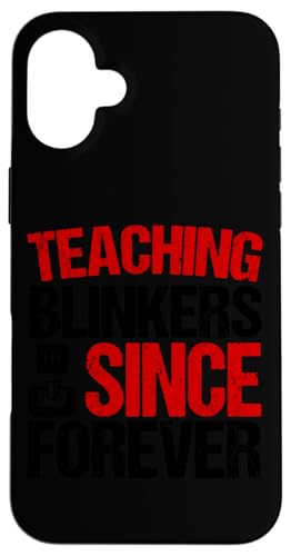 Seit Ewigkeiten Scheuklappen unterrichten Hülle für iPhone 16 Plus von Funny Car Driver Teacher School Students Quotes