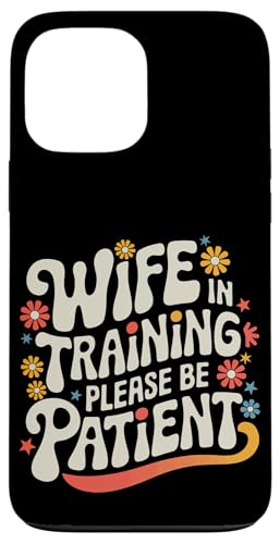 Ehefrau Ehefrau im Training bitte haben Sie Geduld Hülle für iPhone 13 Pro Max von Funny Wife Marriage Couple Wedding Anniversary