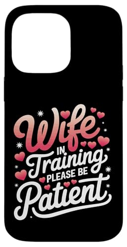 Ehefrau Ehefrau im Training bitte haben Sie Geduld Hülle für iPhone 14 Pro Max von Funny Wife Marriage Couple Wedding Anniversary