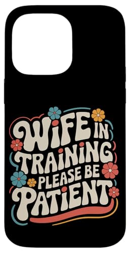 Ehefrau Ehefrau im Training bitte haben Sie Geduld Hülle für iPhone 14 Pro Max von Funny Wife Marriage Couple Wedding Anniversary