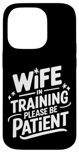 Ehefrau Ehefrau im Training bitte haben Sie Geduld Hülle für iPhone 14 Pro Ehefrau Ehefrau im Training bitte haben Sie Geduld Hülle für iPhone 14 Pro von Funny Wife Marriage Couple Wedding Anniversary