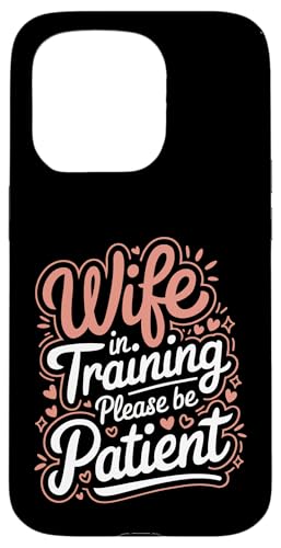 Ehefrau Ehefrau im Training bitte haben Sie Geduld Hülle für iPhone 15 Pro von Funny Wife Marriage Couple Wedding Anniversary