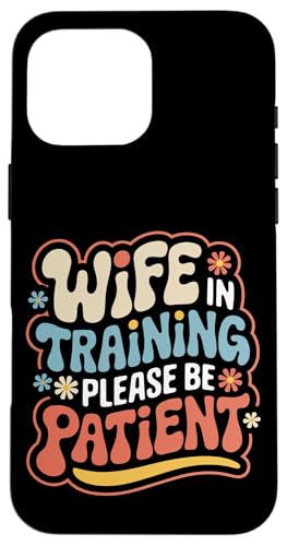 Ehefrau Ehefrau im Training bitte haben Sie Geduld Hülle für iPhone 16 Pro Max von Funny Wife Marriage Couple Wedding Anniversary