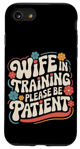 Ehefrau Ehefrau im Training bitte haben Sie Geduld Hülle für iPhone SE (2020) / 7 / 8 von Funny Wife Marriage Couple Wedding Anniversary