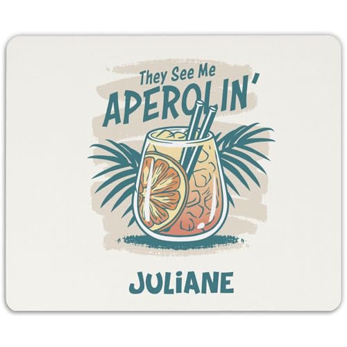 GRAVURZEILE Bedrucktes Mousepad - They See Me Aperolin - Personalisiert mit Name - Mauspad als Geschenk zu Weihnachten für Büro & Gaming - rutschfeste Gummi-Unterseite - 23 x 19 cm von GRAVURZEILE