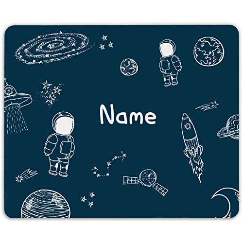 GRAVURZEILE Personalisiertes Mauspad - Weltall Design personalisiert mit Name - 23 x 19 cm - Mousepad für Büro & Gaming - rutschfeste Gummi-Unterseite - strapazierfähig - Geschenk für Kinder & Gamer von GRAVURZEILE