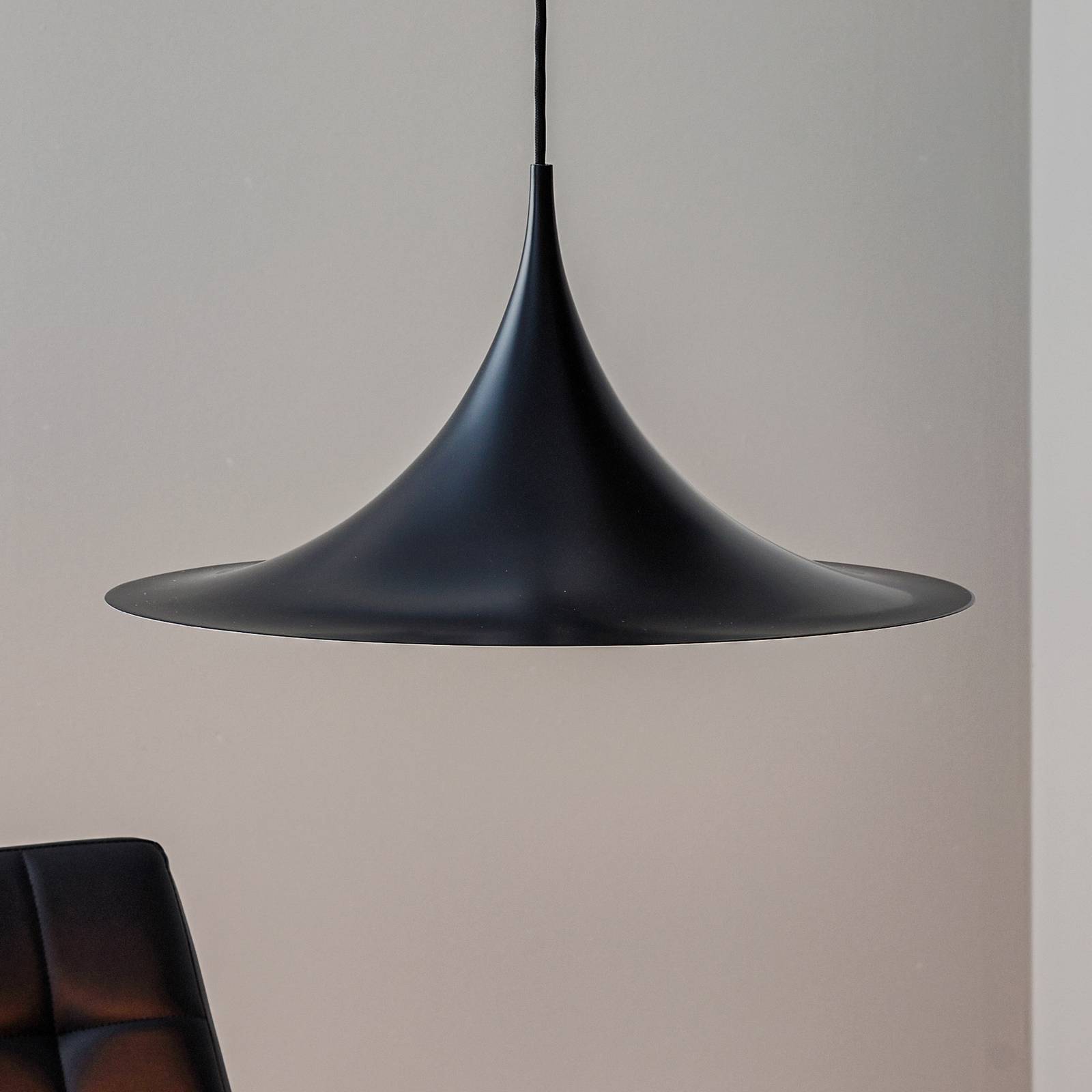 GUBI Hängeleuchte Semi, Ø 47 cm, schwarz GUBI Hängeleuchte Semi, Ø 47 cm, schwarz von GUBI