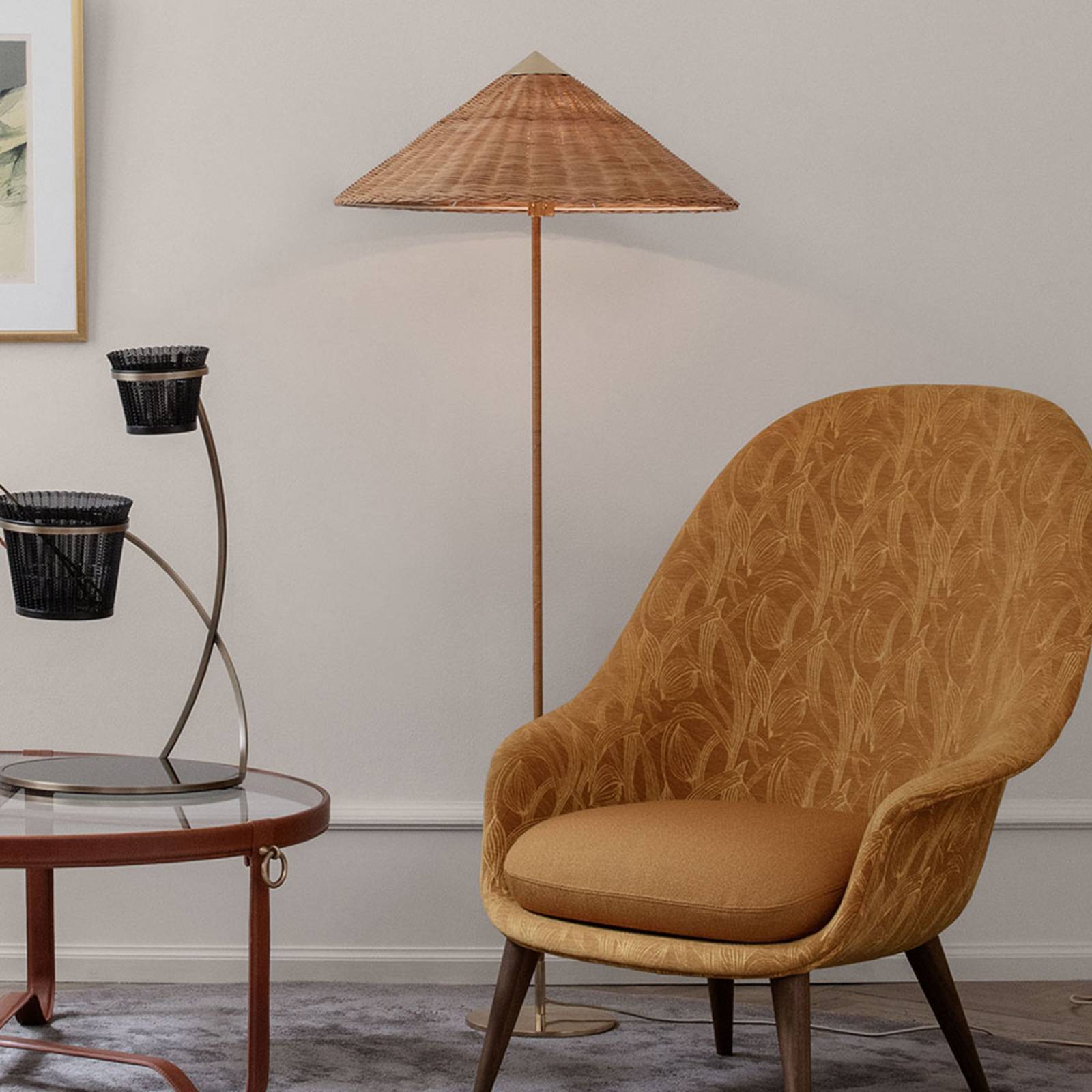 GUBI Stehleuchte 9602, Messing/Rattan, Weidenholz-Schirm GUBI Stehleuchte 9602, Messing/Rattan, Weidenholz-Schirm von GUBI