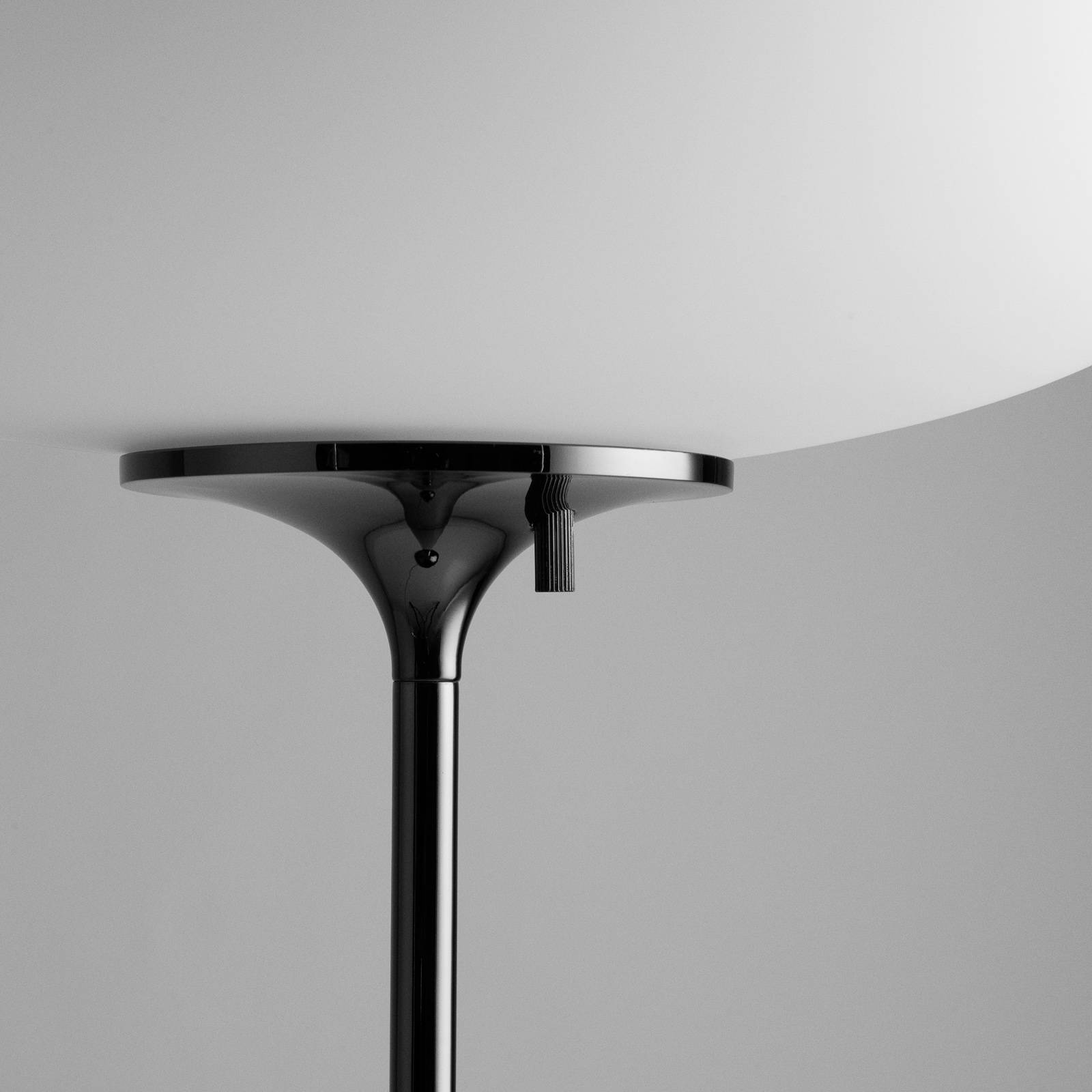 GUBI Stemlite Stehleuchte, schwarz-chrom, 110 cm GUBI Stemlite Stehleuchte, schwarz-chrom, 110 cm von GUBI