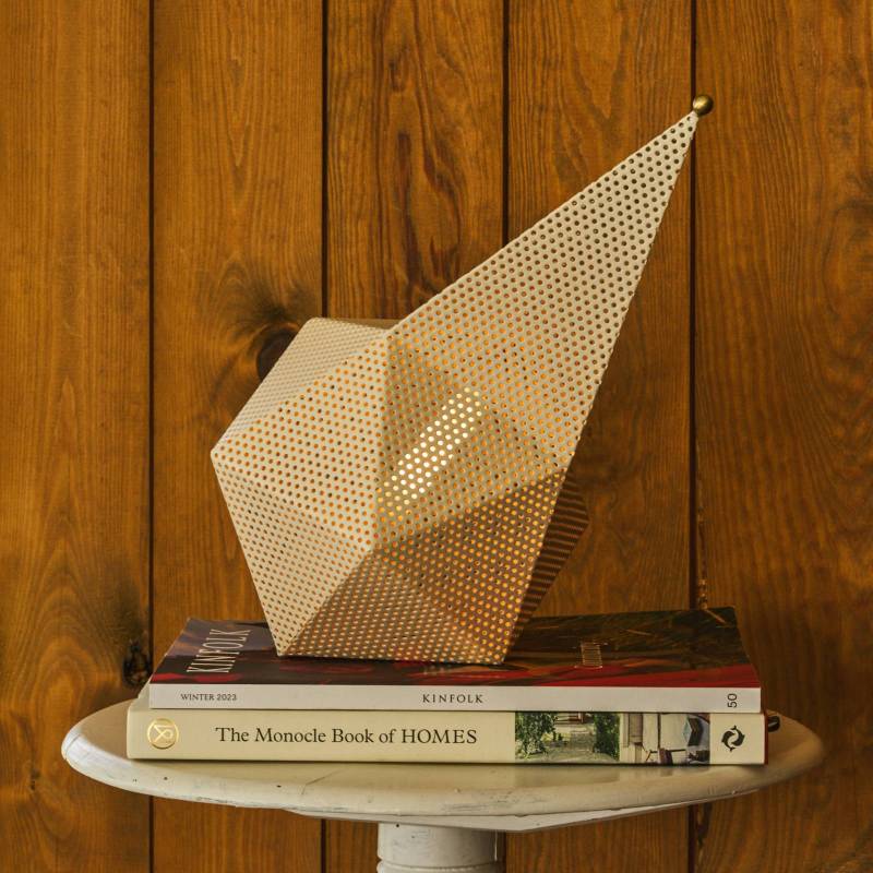 Gubi Akku-Tischleuchte Bagdad, weiß, Höhe 36 cm, Metall von GUBI