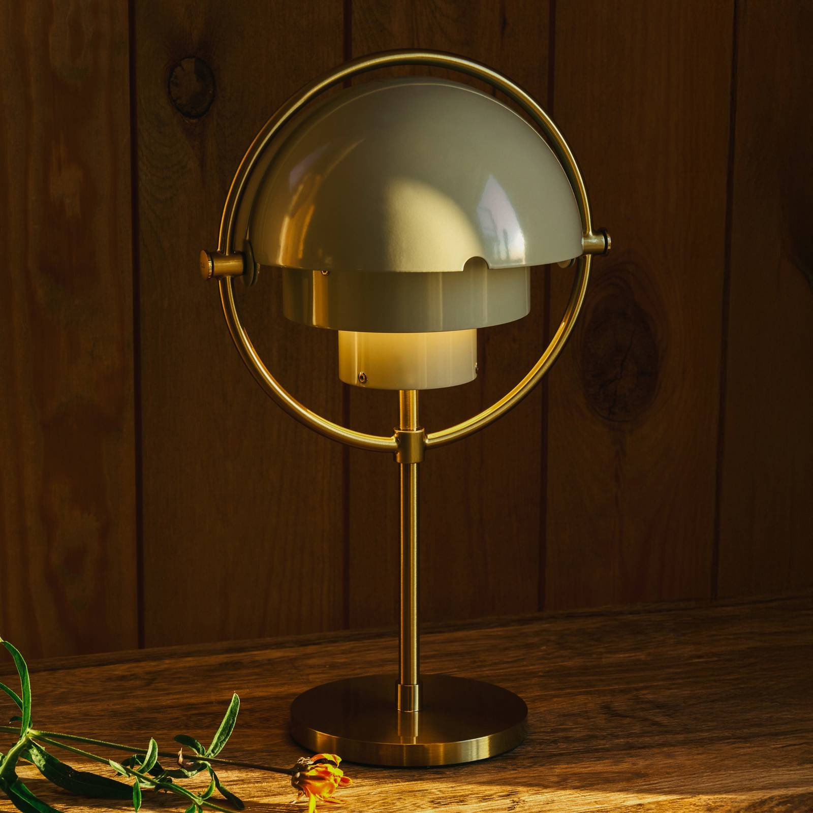 Gubi Akku-Tischleuchte-Multi-Lite, messingfarben/grau, 30 cm Gubi Akku-Tischleuchte-Multi-Lite, messingfarben/grau, 30 cm von GUBI